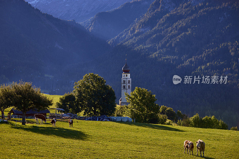 白云石阿尔卑斯山脉的高山景观，山谷中典型的教堂(圣瓦伦丁教堂)