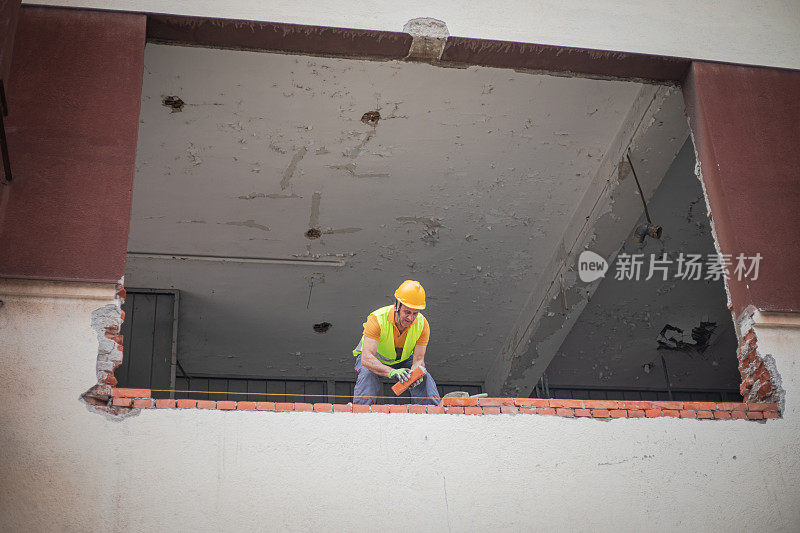 建筑工地的建筑工人，泥瓦匠