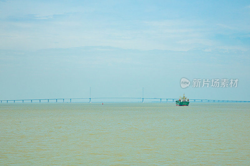 上海崇明区横沙岛——海滩上的风力涡轮机