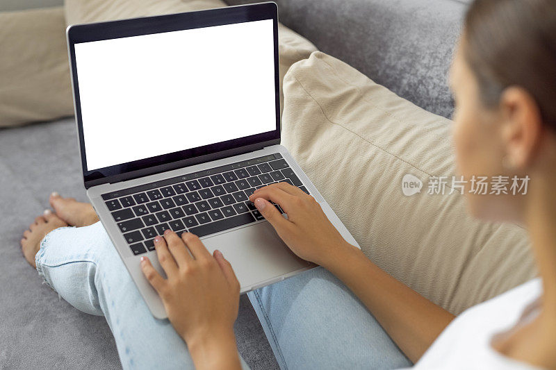 女人在家里使用笔记本电脑的黑屏