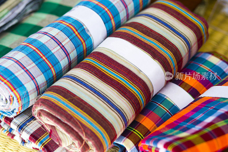 五颜六色的自制泰式围巾和桌布