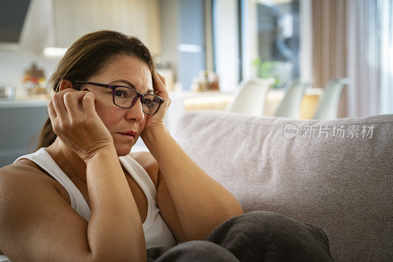 一个忧心忡忡的成熟女人在思考她的问题