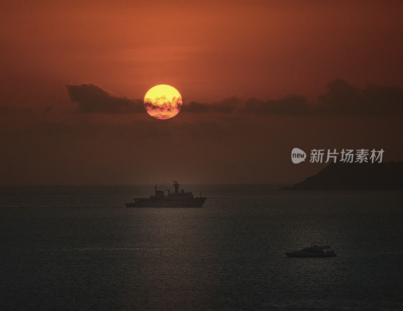 海上的夕阳。