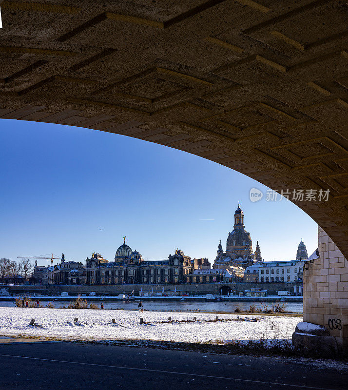 在一个下雪的寒冷冬日，从八月桥下俯瞰德累斯顿历史中心