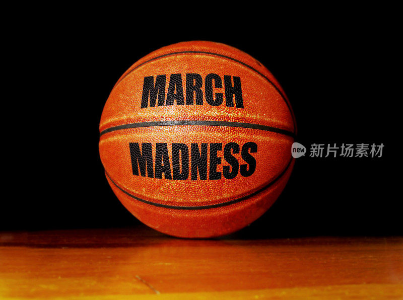 疯狂三月篮球在硬木球场，大学篮球锦标赛的概念
