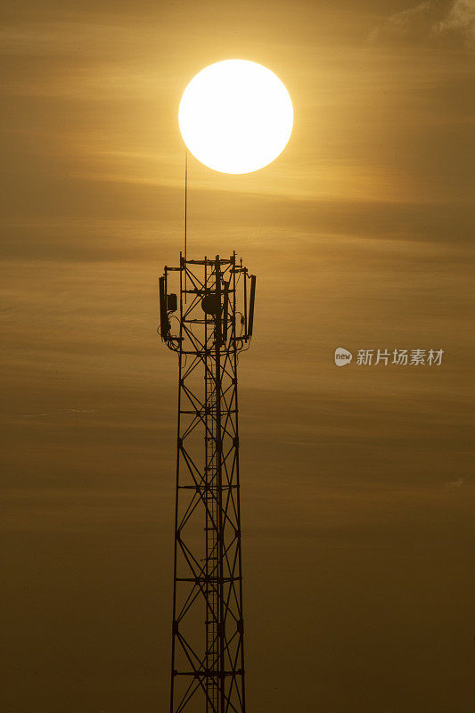 全画幅的太阳背后的塔-股票照片