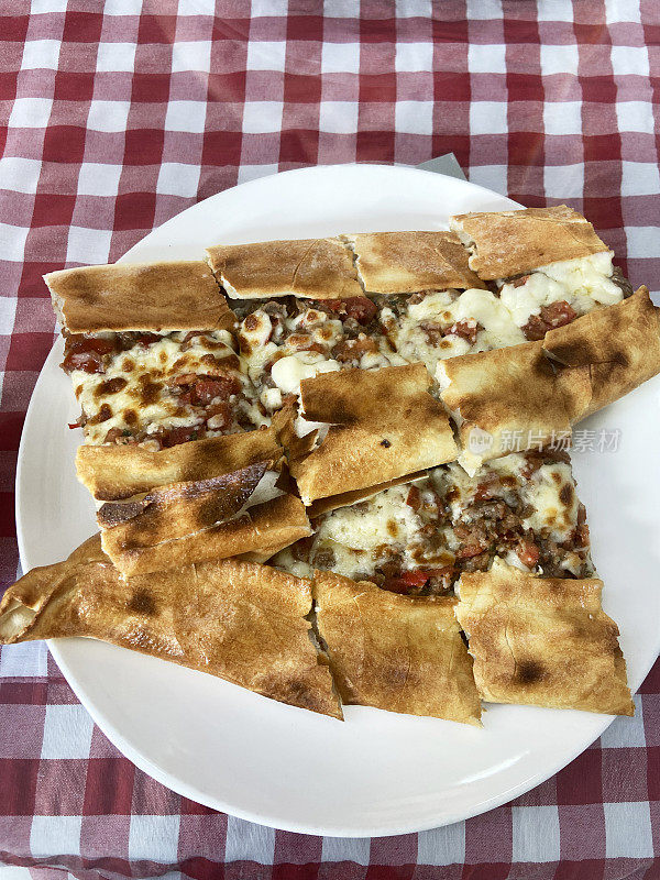 土耳其皮塔饼，格子花纹的土耳其皮塔饼