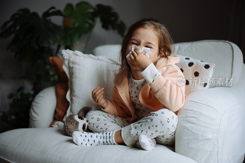 小女孩感冒了，在家擤鼻涕。