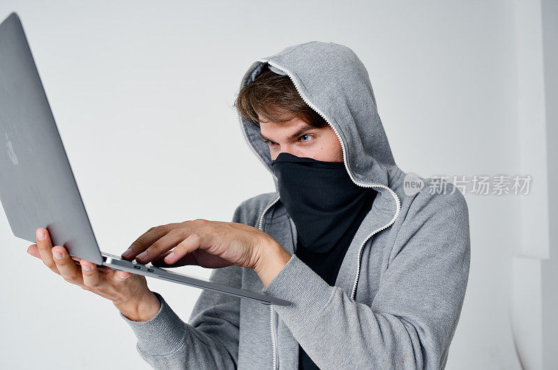 神秘的蒙面人电脑黑客入侵危险