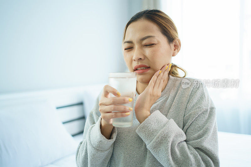 牙痛亚洲女人