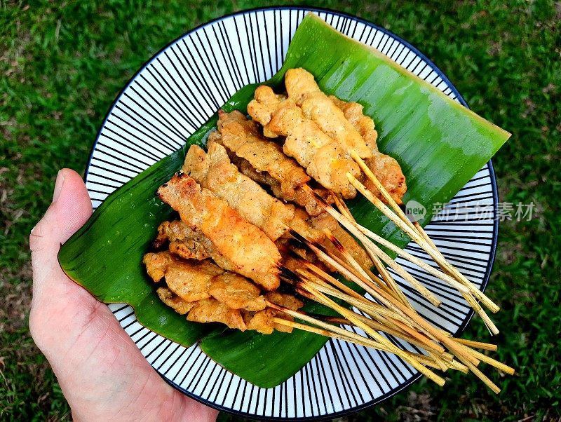 吃沙爹猪肉——曼谷街头小吃。