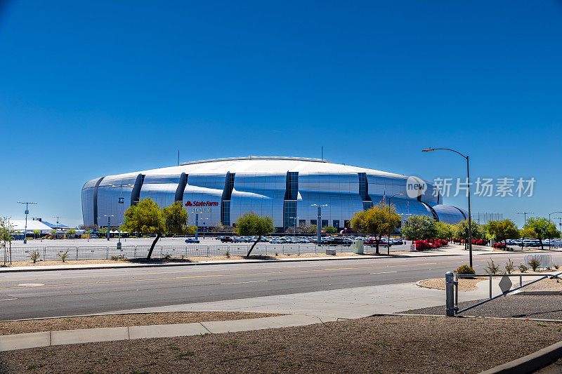 州立农场体育场是一个多功能体育场，位于亚利桑那州凤凰城以西的格伦代尔。
