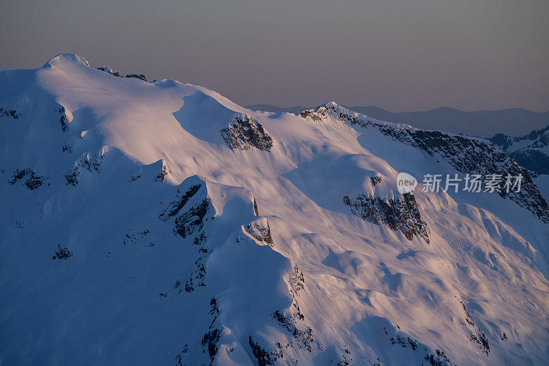 山峰上的高山辉光