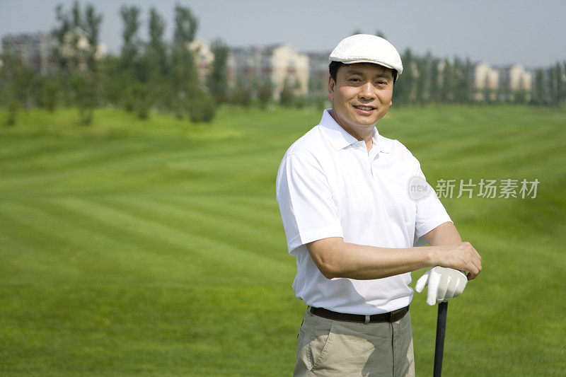微笑的高尔夫男球手