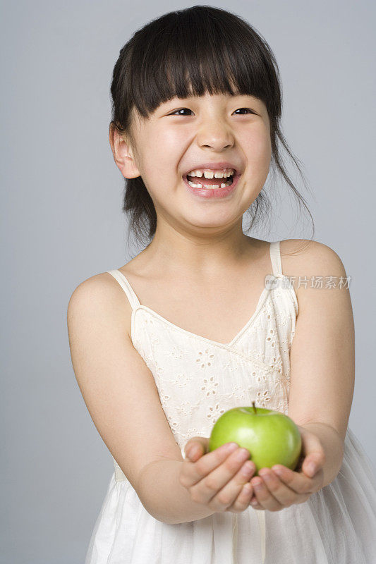 小女孩手捧苹果