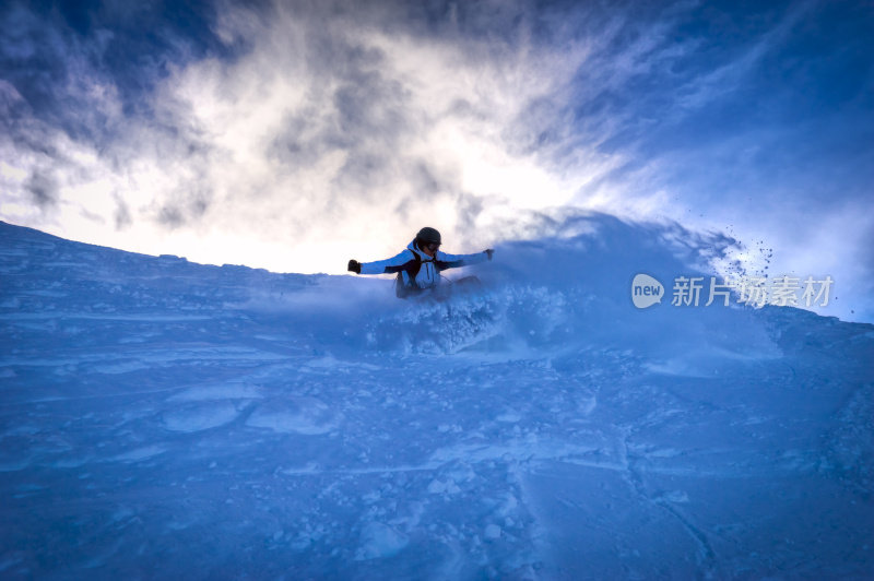 年轻人在粉末雪