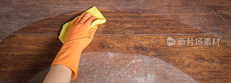 用手套清洗被污染的镶木地板