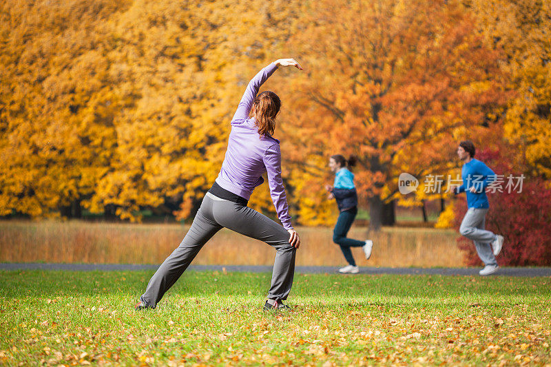 秋天的时候，一个女人在公园里做瑜伽