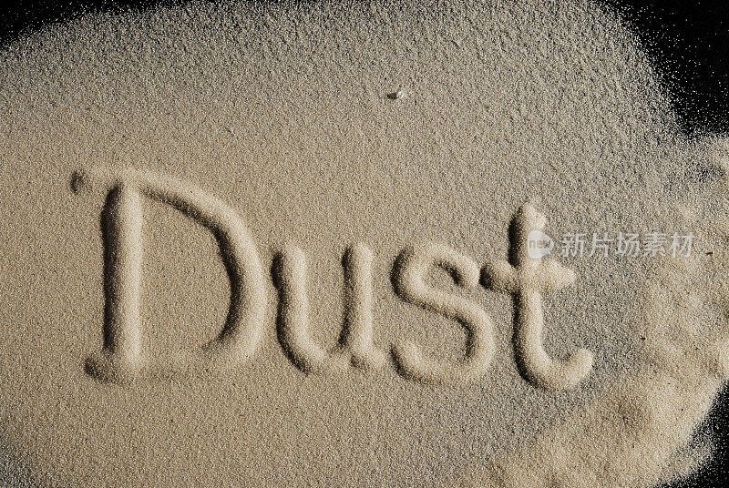 文字灰尘在沙质背景手写褪色