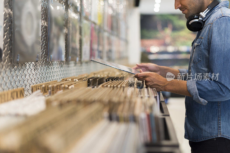 在唱片店里浏览黑胶唱片的男人
