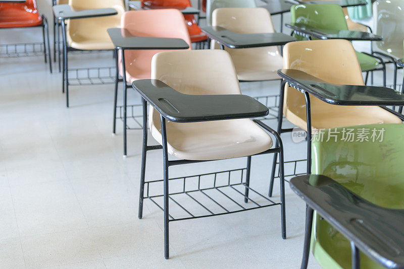 空教室里整齐地摆放着许多讲座椅。