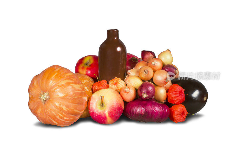 一组蔬菜和水果与陶瓷瓶
