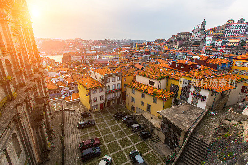 葡萄牙波尔图老城的一条街道。