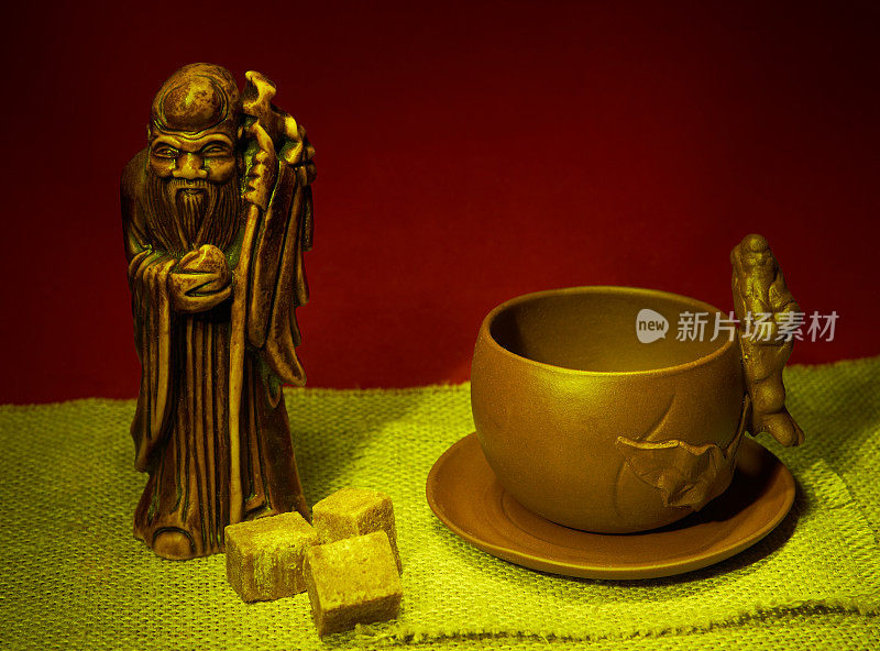 有茶神雕像的静物画