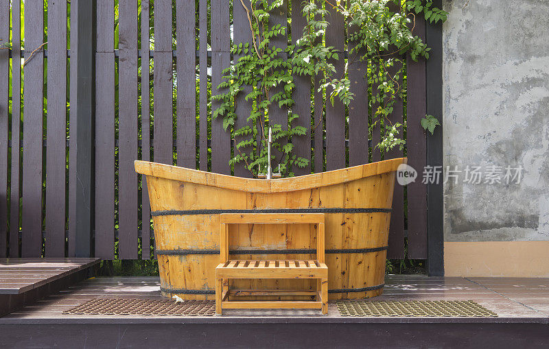 老式木材日本浴缸户外