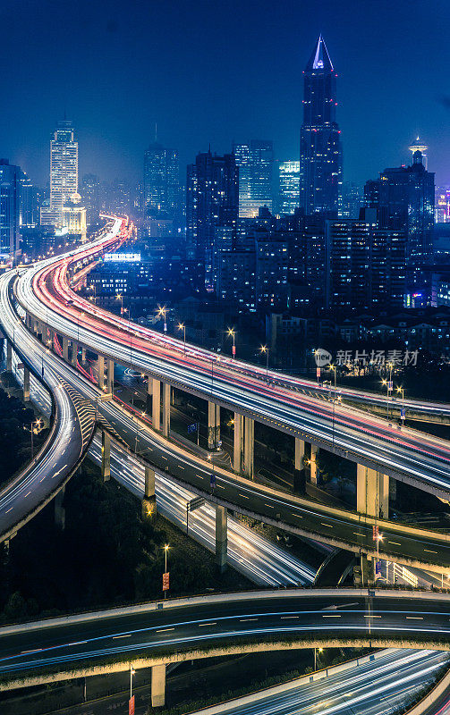 上海高速公路和摩天大楼的夜景