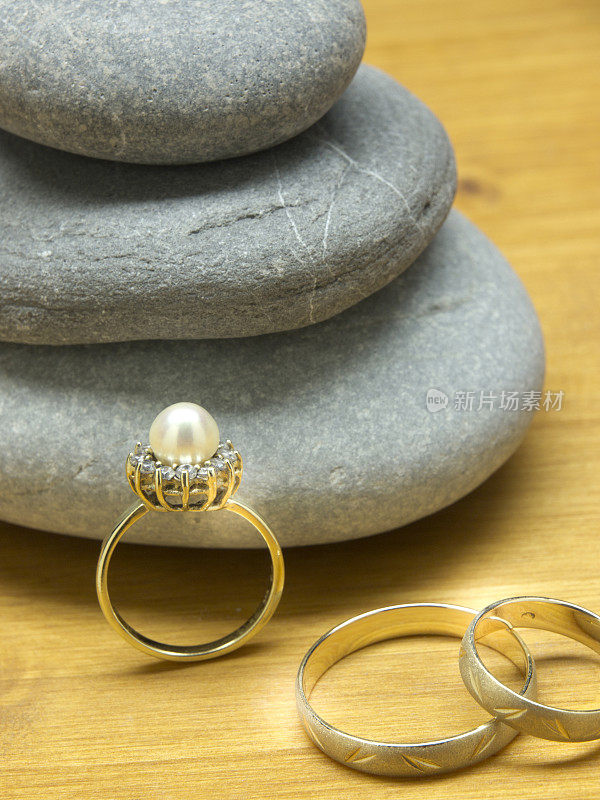 结婚戒指和鹅卵石
