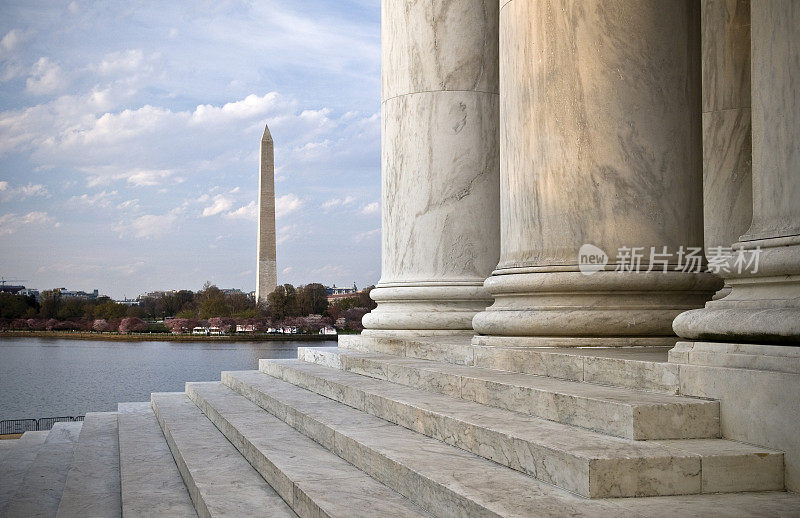 以华盛顿纪念碑为背景的杰斐逊纪念堂