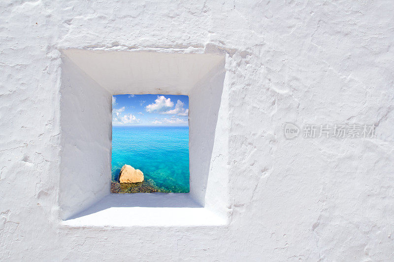 地中海伊比沙岛的海景透过白墙的窗户