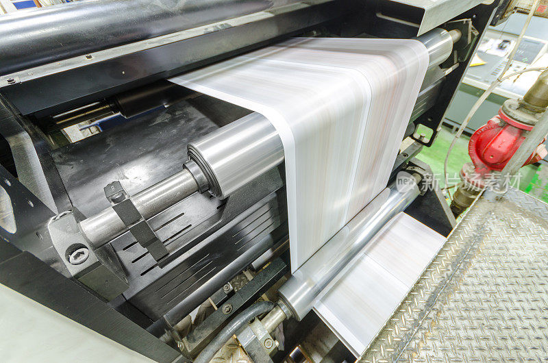 大型轮盘胶印机运行长卷纸