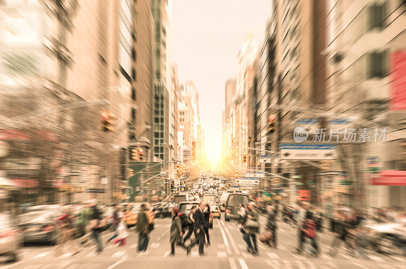 人们在曼哈顿-纽约的街道上