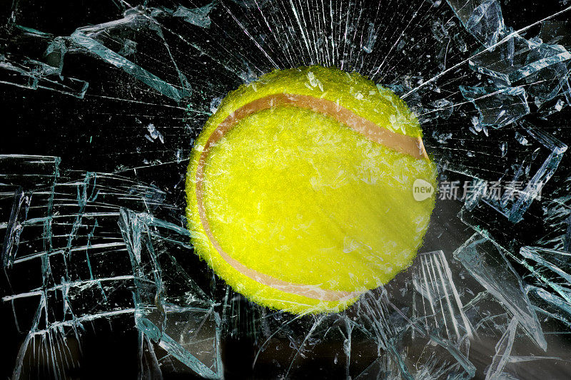 透过玻璃打网球。