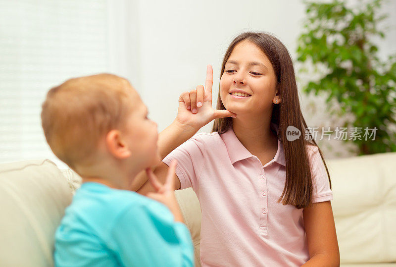 弟弟和妹妹在家里学习手语