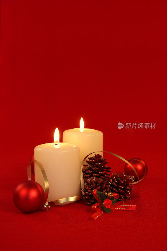 红色的蜡烛，松果和小装饰品