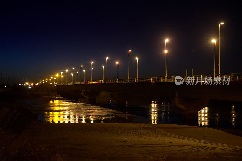 夜间的路桥和河口反射