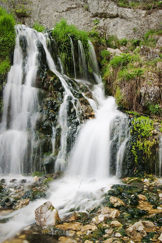 美丽的水落在山上