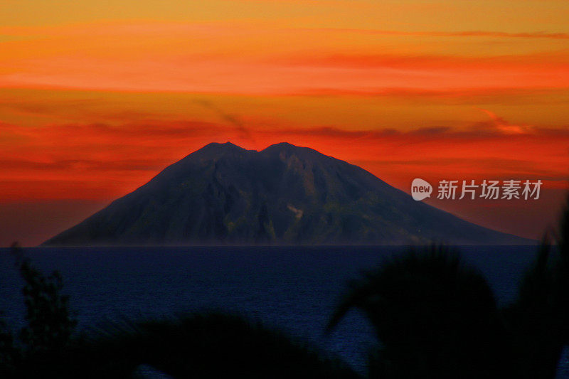 日落时分，火山岛壮丽的景色