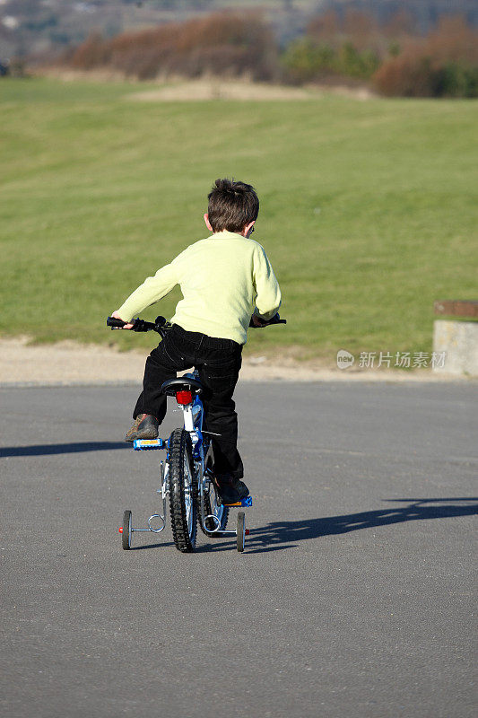 5岁男孩骑自行车