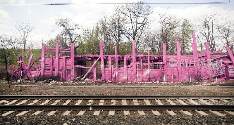 火车上的粉色风景