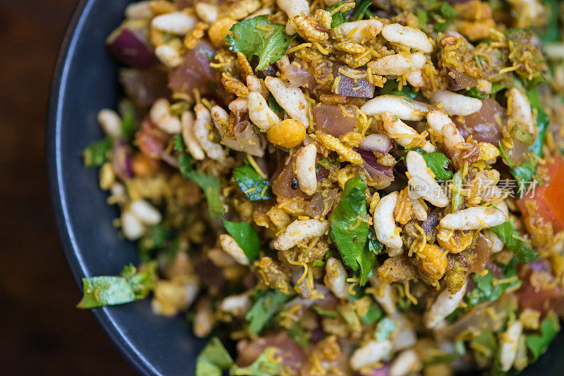 Bhelpuri，传统辣素食，纯素食，印度小吃在碗里