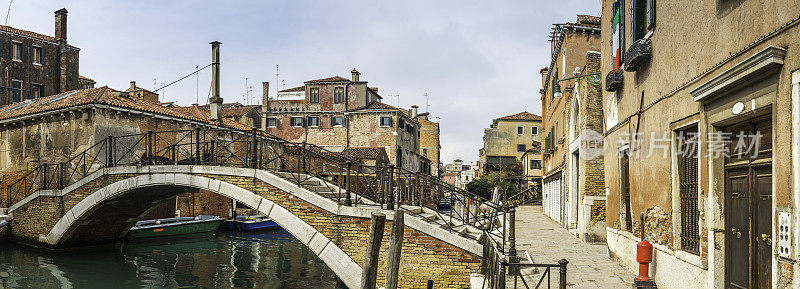 威尼斯后街桥上安静的意大利运河粉刷别墅