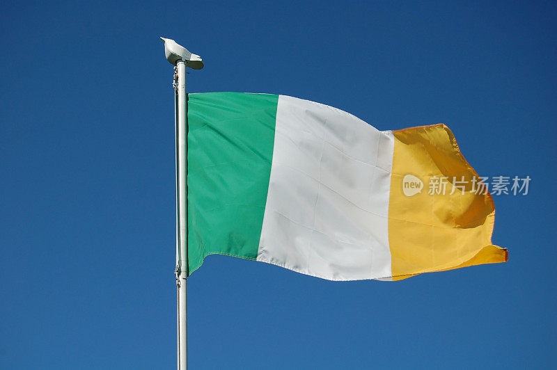 蓝天下的爱尔兰国旗