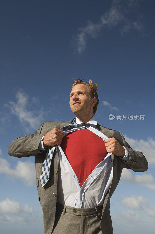 微笑的超级英雄商人户外蓝天红衬衫