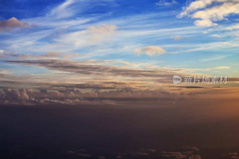 飞过云层，从飞机上看