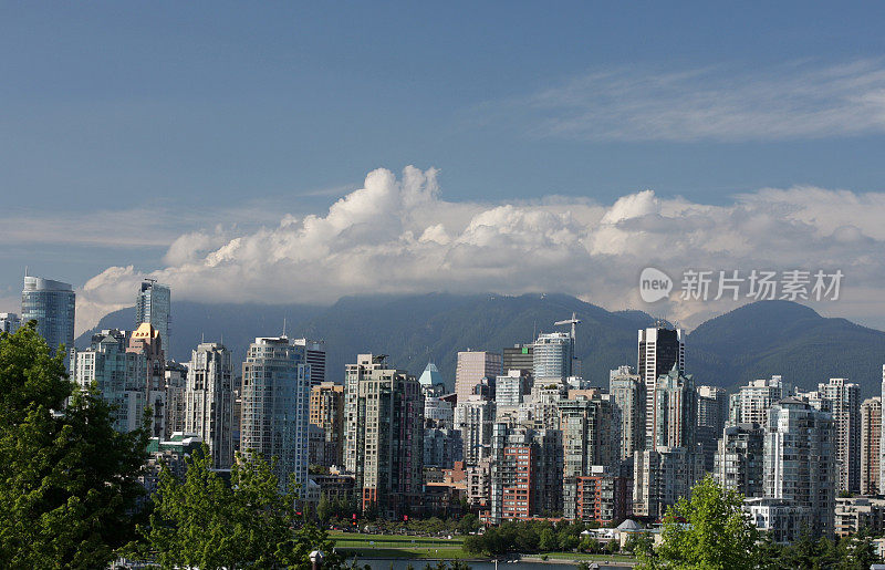 温哥华城市景观和北岸山脉，不列颠哥伦比亚省的夏天