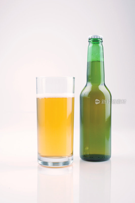 啤酒瓶和玻璃杯